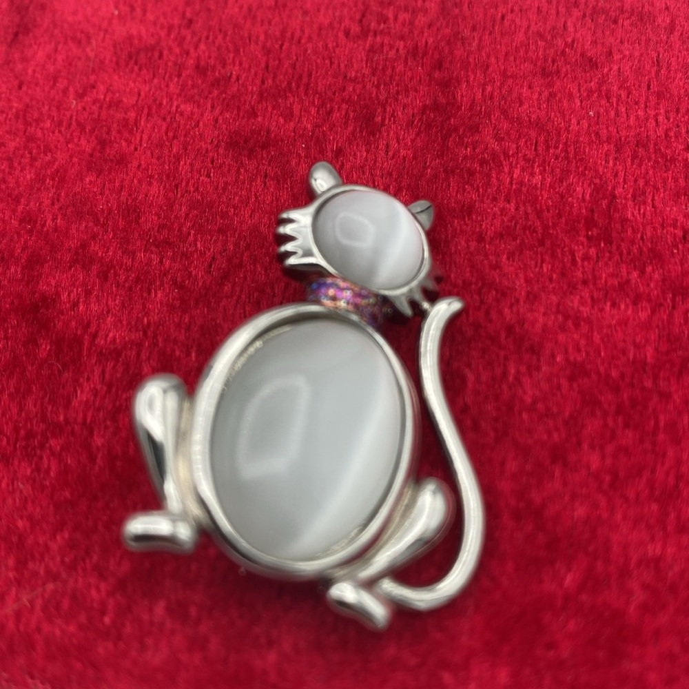 Silvertone moonstone cat kitty brooch pin w/ pink rhinestone collar 1.5”